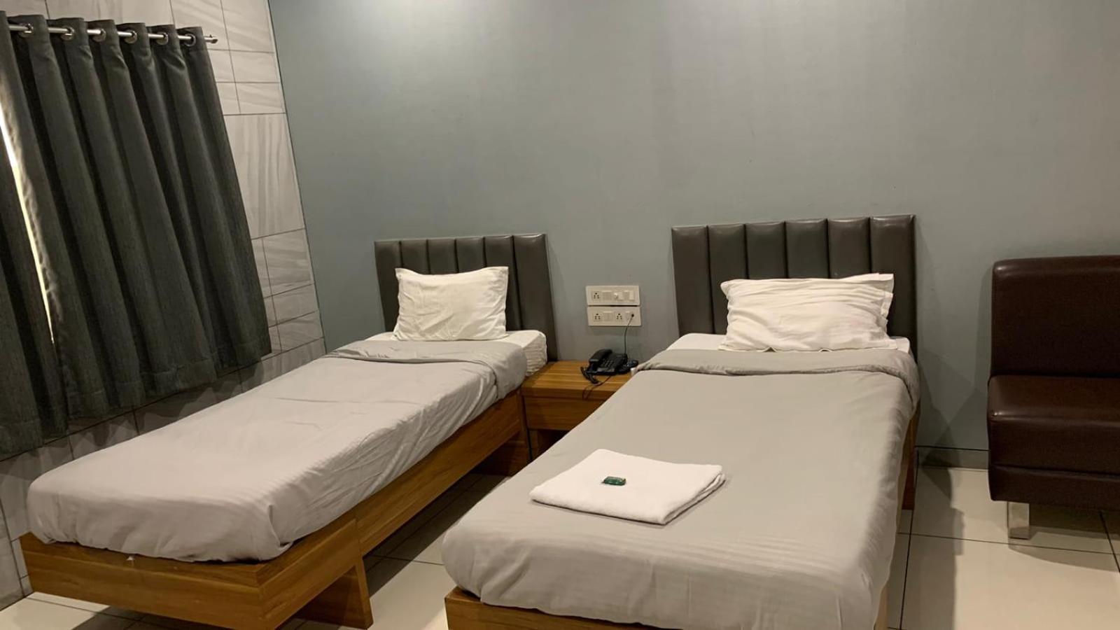 Hotel Sahyog Padra  Exteriör bild